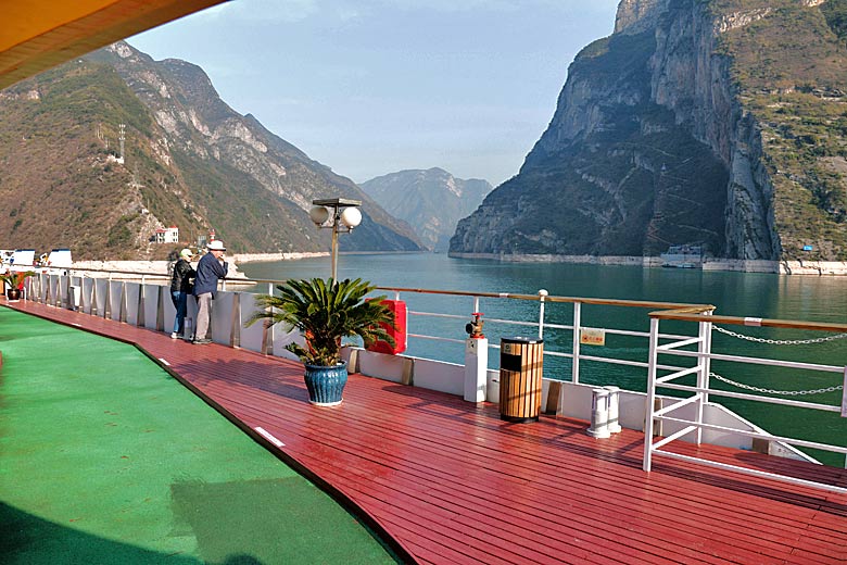 Cruising through the 'Three Gorges' on the Yangtze river in China © Cavan - Alamy Stock Photo Cruising through the 'Three Gorges' on the Yangtze river in China © Cavan - Alamy Stock Photo